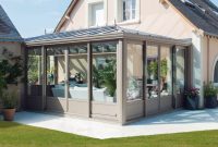 La véranda verrière fait entrer la lumière avec style et cachet
